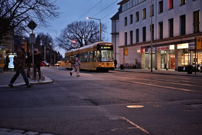 Straßenszene in Dresden mit einer Straßenbahn zur blauen Stunde