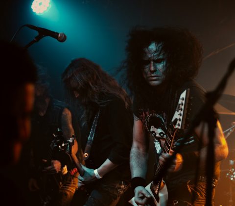 die trash metal band kreator live, gesehen direkt vor einer klub bühne in berlin