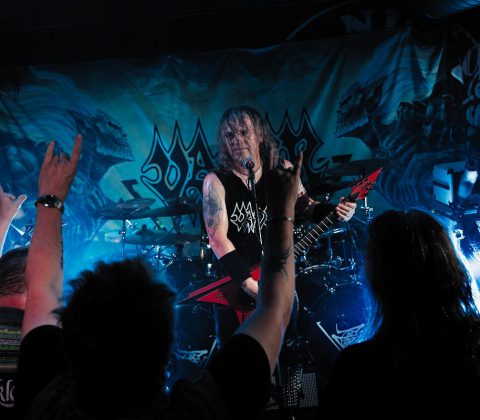 die polnische death metal band vader live auf einer kleinen klub bühne